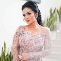 Penampilan maksimal Krisdayanti di acara lamaran Aurel Hermansyah dan Atta Halilintar ini tak lepas dari kerja keras sahabatnya desainer Anne Avantie. Anne membuat kebaya yang dikenakan KD itu dalam waktu yang singkat. Foto: Dok. Anne Avantie (dipublikasikan atas seizin Anne Avantie)