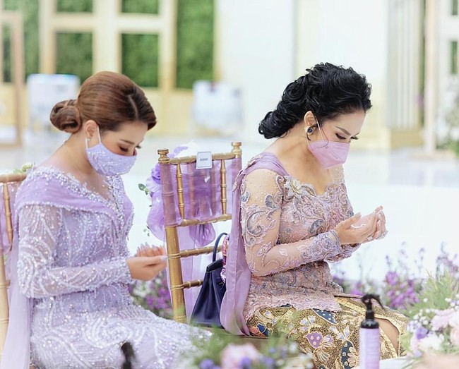 Anne Avantie mengungkapkan bagaimana KD menghubunginya sebelum acara lamaran Aurel dan Atta. Bun ...  Anak ku @aurelie.hermansyah meminta aku hadir pada saat LAMARAN besok dengan suara terbata bata ... .. .😫. 🙏, tulis Anne di Instagram menirukan ucapan KD padanya. Foto: Dok. Anne Avantie (dipublikasikan atas seizin Anne Avantie)