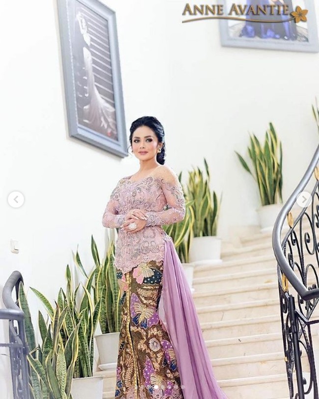 Inilah penampilan Krisdayanti saat datang ke lamaran Aurel Hermansyah dan Atta Halilintar yang digelar Sabtu (13/3/2021). KD tampil maksimal dalam balutan kebaya berwarna ungu dan kain batik serta rambut yang ditata kepang. Foto: Dok. Anne Avantie (dipublikasikan atas seizin Anne Avantie)