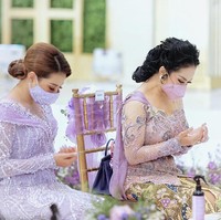 Anne Avantie mengungkapkan bagaimana KD menghubunginya sebelum acara lamaran Aurel dan Atta. Bun ...  Anak ku @aurelie.hermansyah meminta aku hadir pada saat LAMARAN besok dengan suara terbata bata ... .. .😫. 🙏, tulis Anne di Instagram menirukan ucapan KD padanya. Foto: Dok. Anne Avantie (dipublikasikan atas seizin Anne Avantie)