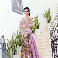 Inilah penampilan Krisdayanti saat datang ke lamaran Aurel Hermansyah dan Atta Halilintar yang digelar Sabtu (13/3/2021). KD tampil maksimal dalam balutan kebaya berwarna ungu dan kain batik serta rambut yang ditata kepang. Foto: Dok. Anne Avantie (dipublikasikan atas seizin Anne Avantie)