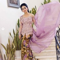 Saya lemes .., jam 07.00 ( hari libur ).... saya masuk kan karyawan .., dan dari jam 9.00 Wib sampai 22.30 wib merubah KONSEP menjadi BUKAN KEBAYA KLASIK ... 🙏💕. Lalu 22.30 wib berangkat ke STASIUN TAWANG dan berangkat lah BAJU seorang IBU yg BAHAGIA karena putri terkasih nya LAMARAN …, kisah Anne Avantie. Foto: Dok. Anne Avantie (dipublikasikan atas seizin Anne Avantie)