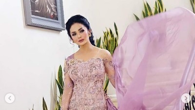 8 Gaya KD Hadiri Lamaran Aurel, Pakai Kebaya Anne Avantie yang Dibuat Kilat