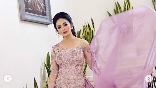8 Gaya KD Hadiri Lamaran Aurel, Pakai Kebaya Anne Avantie yang Dibuat Kilat
