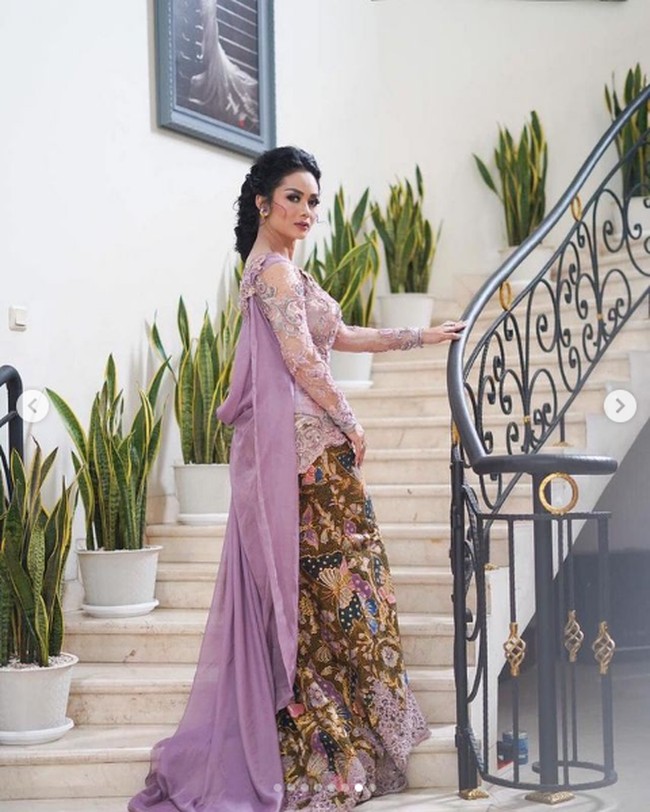 KD kemudian menyampaikan pada Anne Avantie bahwa seragam acara lamaran Aurel Hermansyah berwarna ungu. Bunda SERAGAM nya warna UNGU dan aku nggak bisa mikir ..,.😭cuma BERSYUKUR nggak bisa mikir pake apa ..,? 🙏, begitu ucapan KD yang ditulis Anne di Instagramnya @anneavantie. Foto: Dok. Anne Avantie (dipublikasikan atas seizin Anne Avantie)