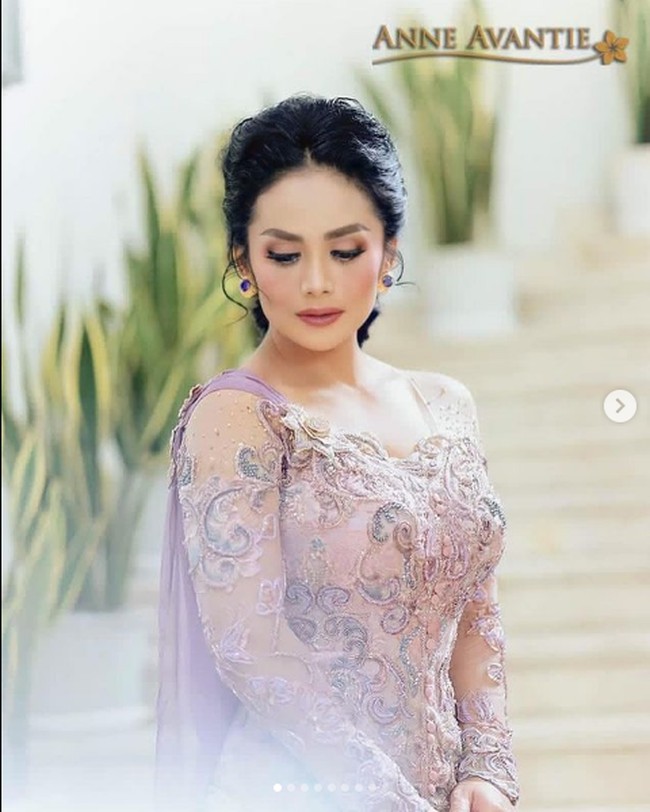 Melalui unggahannya di Instagram, Krisdayanti menyampaikan rasa terimakasihnya pada Anne Avantie yang bersedia membuatkannya kebaya hanya dalam waktu sekejap. Sahabat memberiku kebaya dibuatnya karena cinta, air mata dan peluhnya lebur dengan jahitan benang...mengikat pembuat dan pemakainya senang. ini lebih dari sahabat. tak terucap dan tak terbayang. hari ini hatiku tenang 💜💜💜💜sembuh nuwun bun @anneavantieheart, tulis istri Raul Lemos itu. Foto: Dok. Anne Avantie (dipublikasikan atas seizin Anne Avantie)