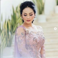 Melalui unggahannya di Instagram, Krisdayanti menyampaikan rasa terimakasihnya pada Anne Avantie yang bersedia membuatkannya kebaya hanya dalam waktu sekejap. Sahabat memberiku kebaya dibuatnya karena cinta, air mata dan peluhnya lebur dengan jahitan benang...mengikat pembuat dan pemakainya senang. ini lebih dari sahabat. tak terucap dan tak terbayang. hari ini hatiku tenang 💜💜💜💜sembuh nuwun bun @anneavantieheart, tulis istri Raul Lemos itu. Foto: Dok. Anne Avantie (dipublikasikan atas seizin Anne Avantie)