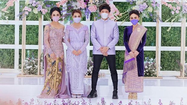 Krisadayanti memakai kebaya Anne Avantie