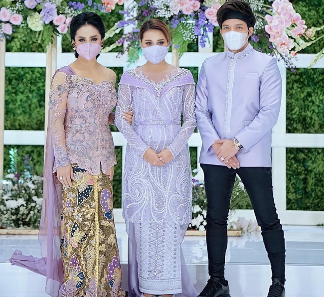 Anne Avantie tak sekadar membuat kebaya Krisdayanti indah secara visual, tapi juga dari makna yang tersirat. Warna ungu yang menjadi tema utama acara lamaran Aurel Hermansyah dan Atta Halilintar dipadu dengan sentuhan emas dan peach. Jadi efeknya seperti warna yang teduh, tutur Anne. (Foto: Instagram @krisdayantilemos)