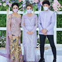 Anne Avantie tak sekadar membuat kebaya Krisdayanti indah secara visual, tapi juga dari makna yang tersirat. Warna ungu yang menjadi tema utama acara lamaran Aurel Hermansyah dan Atta Halilintar dipadu dengan sentuhan emas dan peach. Jadi efeknya seperti warna yang teduh, tutur Anne. (Foto: Instagram @krisdayantilemos)