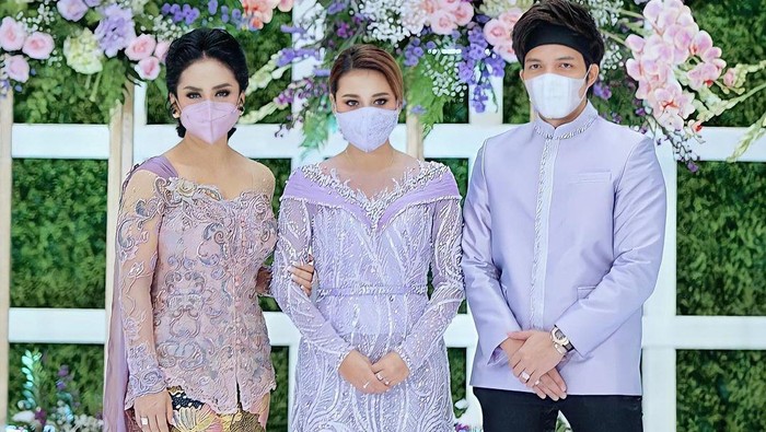Krisdayanti di acara lamaran Aurel-Atta