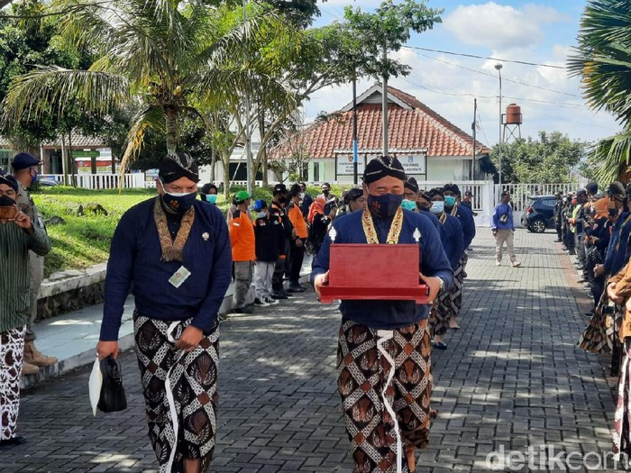 Labuhan Merapi peringatan kenaikan tahta Sri Sultan HB X, Sleman, Minggu (14/3/2021).