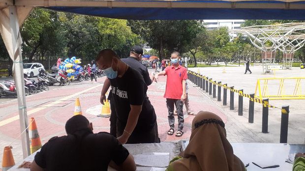 Lapangan Banteng Jakarta ramai dikunjungi warga usai kembali dibuka
