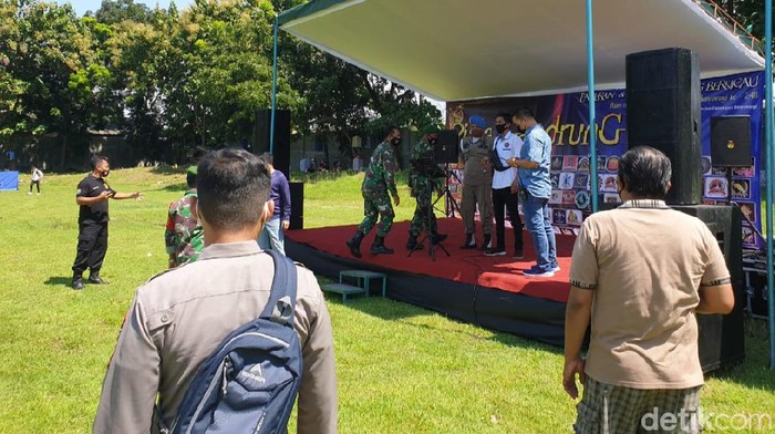 Satgas COVID-19 di Banyuwangi membubarkan lomba burung berkicau di Stadion Diponegoro. Acara besar ini dibubarkan karena tak mengantongi izin.