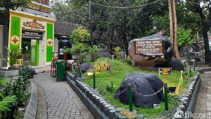 Wali Songo yang menyebarkan Islam di Surabaya yakni Sunan Ampel. Makamnya di Jalan Ampel Masjid No 43. Masih di kawasan Makam Sunan Ampel, ada makam Kiai Ageng Brondong atau Sunan Botoputih.