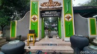 Selanjutnya kita ke Makam Sunan Ampel yang berada dekat Masjid Ampel. Di sekitar makam terdapat pasar yang menjual beragam peralatan ibadah san kurma. Makam berada di Jalan Ampel Masjid Nomor 43, Kelurahan Ampel. Kecamatan Semampir, Surabaya, Jawa Timur. (Foto: Esti Widiyana/detikcom)