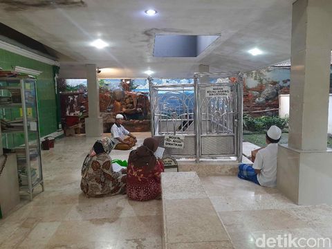 Di Kota Surabaya ada makam khusus bangsawan. Mulai dari makam keturunan bangsawan, kerajaan hingga pejabat zaman dulu.