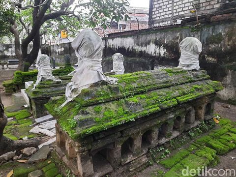 Di Kota Surabaya ada makam khusus bangsawan. Mulai dari makam keturunan bangsawan, kerajaan hingga pejabat zaman dulu.