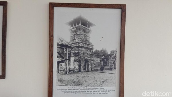Humas Yayasan Menara, Makam, dan Masjid Sunan Kudus menyebut sengaja memajang foto jadul tersebut karena para wali tempo dulu memiliki keunikan dalam hal penyebaran agama Islam di tanah Jawa. Salah satunya dengan tetap menggunakan kearifan lokal. (Dian Utoro Aji/detikTravel) Humas Yayasan Menara, Makam, dan Masjid Sunan Kudus menyebut sengaja memajang foto jadul tersebut karena para wali tempo dulu memiliki keunikan dalam hal penyebaran agama Islam di tanah Jawa. Salah satunya dengan tetap menggunakan kearifan lokal. (Dian Utoro Aji/detikTravel)