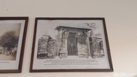Foto paling tua adalah suasana di kompleks Menara Kudus tahun 1880. Foto itu kata dia didapatkan dari sebuah lembaga ilmiah asal Belanda, Koninklijk Institutt voor Taal, Land - en Volkenkunde (KITLV).  (Dian Utoro Aji/detikTravel)