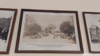 Koleksi foto ini bisa disaksikan langsung oleh peziarah lokal. Kalau di lokasi menara bisa merusak bata yang termasuk benda cagar budaya. Kalau di outdoor akan rusak. (Dian Utoro Aji/detikTravel)