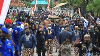 Pantauan detikcom, beberapa orang dengan mengenakan pakaian adat Jawa tampak berduyun-duyun mendatangi di Pantai Parangkusumo sembari mengarak ubo rampe. 