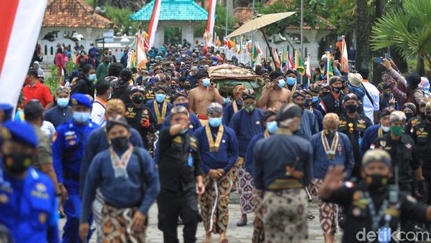 Prosesi labuhan digelar di Pantai Parangkusumo, Bantul. Prosesi adat yang digelar setahun sekali itu merupakan bentuk puji syukur kepada Tuhan Yang Maha Esa.