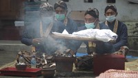 Selanjutnya, beberapa orang dari rombongan itu menuju ke Cepuri Parangkusumo, Kalurahan Parangtritis, Kapanewon Kretek, Kabupaten Bantul untuk melakukan doa bersama.