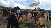Selesai berdoa, peserta labuhan mulai menuju pinggir Pantai Parangkusumo untuk melaksanakan labuhan. 