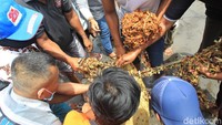 Menyoal prosesi labuhan, KRT Wijaya Pamungkas menjelaskan bahwa sebelumnya abdi dalem membawa ubo rampe dari Keraton ke Kapanewon Kretek. Selanjutnya mereka membawanya ke Cepuri Parangkusumo untuk berdoa dan akhirnya dilabuh ke laut Selatan.