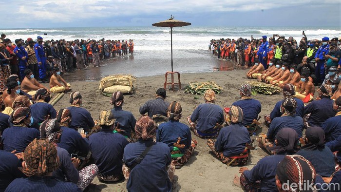 Melihat Lebih Dekat Prosesi Labuhan di Pantai Parangkusumo Prosesi labuhan digelar di Pantai Parangkusumo, Bantul. Prosesi adat yang digelar setahun sekali itu merupakan bentuk puji syukur kepada Tuhan Yang Maha Esa.