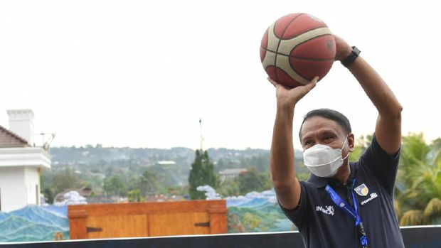 Menpora Zainudin Amali meninjau buble IBL 2021 di Cisarua, Bogor, Sabtu (13/2/2021)