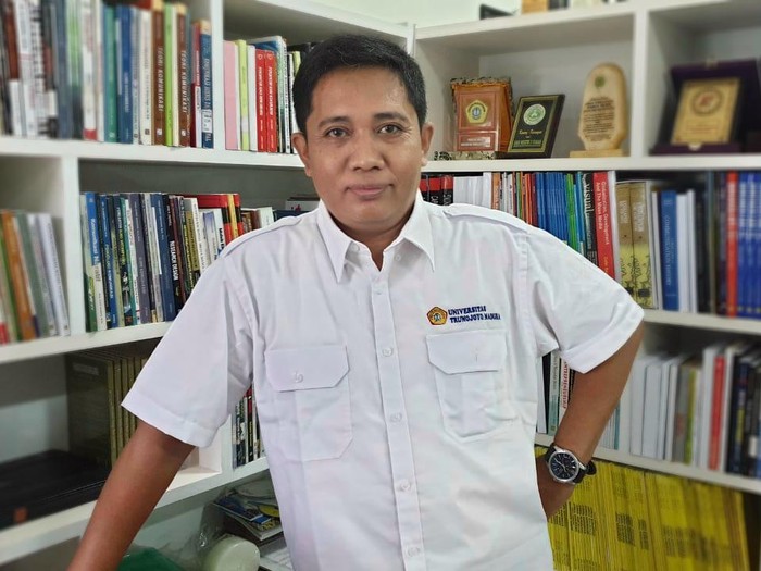Menurut Pengamat Politik dari Universitas Trunojoyo Madura (UTM) Surokim Abdussalam, pejabat publik harus benar-benar memahami fungsi sebagai edukator yang bisa menjadi contoh dan keteladanan di masa pandemi COVID-19. Terlebih pemimpin daerah harus istiqomah memberi inspirasi, dan juga bisa empati terhadap situasi.