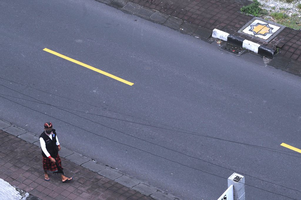 Bali tampak sepi dari aktivitas warga maupun wisatawan saat Hari Raya Nyepi. Pada saat itu umat Hindu di Pulau Dewata jalani catur brata penyepian selama 24 jam