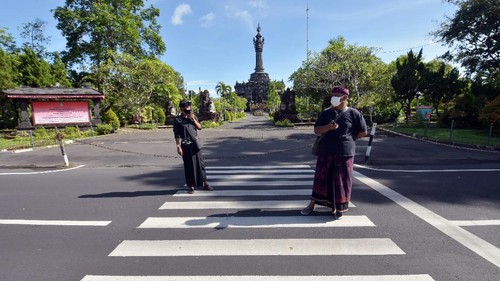 Bali tampak sepi dari aktivitas warga maupun wisatawan saat Hari Raya Nyepi. Pada saat itu umat Hindu di Pulau Dewata jalani catur brata penyepian selama 24 jam