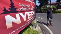 Seorang pecalang atau petugas pengamanan adat Bali memantau situasi di Desa Sumerta Kelod, Denpasar, Bali. Pengamanan dilakukan untuk menjamin keamanan dan kelancaran umat Hindu dalam menjalani catur brata penyepian dengan tidak bekerja (amati karya), tidak bepergian (amati lelungan), tidak menyalakan api (amati geni) dan tidak bersenang-senang (amati lelanguan) selama 24 jam. ANTARA FOTO/Nyoman Hendra Wibowo.