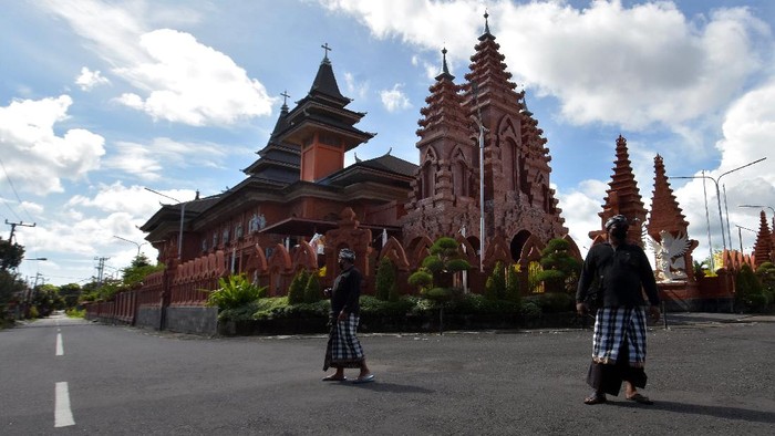 Bali tampak sepi dari aktivitas warga maupun wisatawan saat Hari Raya Nyepi. Pada saat itu umat Hindu di Pulau Dewata jalani catur brata penyepian selama 24 jam
