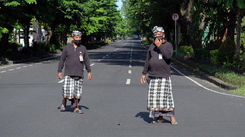 Bali tampak sepi dari aktivitas warga maupun wisatawan saat Hari Raya Nyepi. Pada saat itu umat Hindu di Pulau Dewata jalani catur brata penyepian selama 24 jam