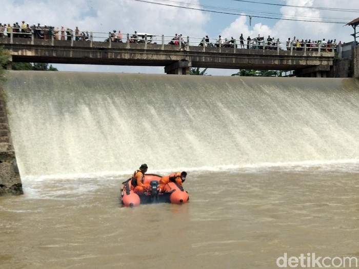 Pria hilang tersebut yakni Hasbullah (50), warga Desa Lembung timur, Kecamatan Lenteng, Sumenep. Pihak keluarga menyampaikan, korban pergi menangkap ikan di sungai desa setempat pada Sabtu (13/3) sekira pukul 19.00 WIB.