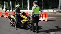 Terkait dengan pelaksanaan razia knalpot bising di kawasan Ibu Kota, Lilik menjelaskan pihaknya mengerahkan 40 personel untuk melakukan razia knalpot bising di jalanan. 