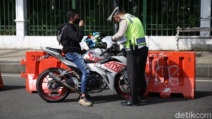 Polisi menggelar razia motor berknalpot bising di kawasan Monas. Puluhan motor diketahui telah terjaring razia tersebut.