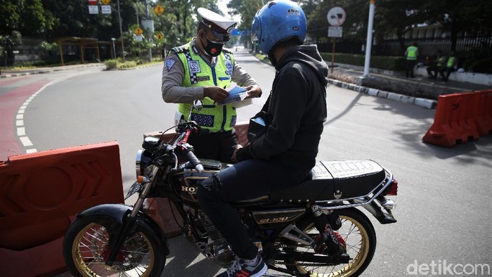 Polisi menggelar razia motor berknalpot bising di kawasan Monas. Puluhan motor diketahui telah terjaring razia tersebut.