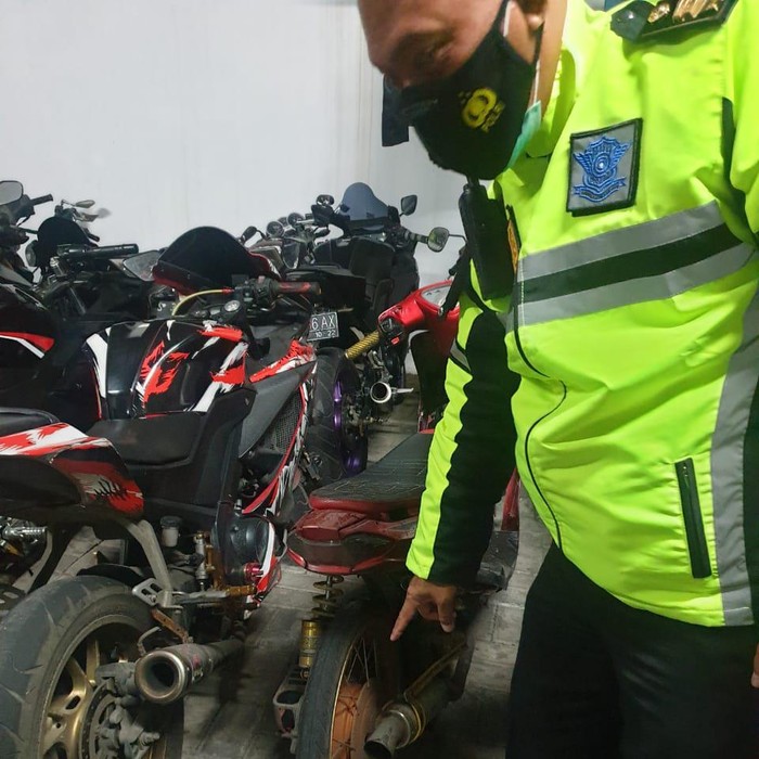 Polisi menggelar razia balap liar di Gresik. Dalam razia tersebut ada 4 motor berknalpot brong yang diamankan.