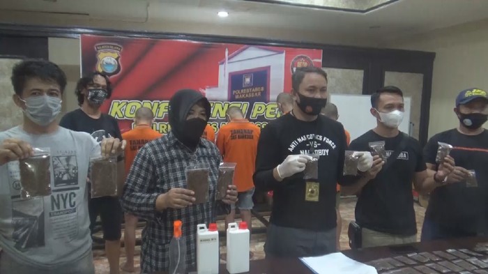 Rilis kasus pembuatan ganja gorila di Makassar (Reinhard/detikcom)