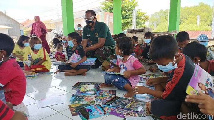 Serka Tarmudji bersama anak-anak di Karawang