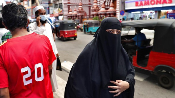 Sri Lanka Bakal Larang Penggunaan Burqa Demi Keamanan Nasional Sri Lanka diketahui akan menutup lebih dari seribu sekolah Islam. Tak hanya itu, Sri Lanka juga akan melarang penggunaan burqa.