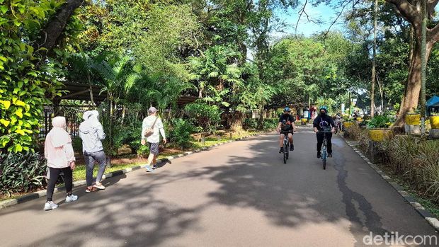 Suasana Ragunan di hari kedua buka, Minggu (14/3) pagi.