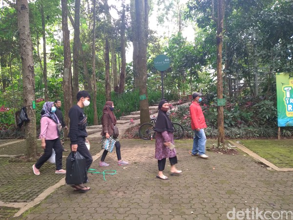 Pengunjung pun diminta untuk ikut menerapkan prokes dengan menggunakan masker, menggunakan hand sanitizer, dan cek suhu tubuh. Pengunjung pun diminta untuk ikut menerapkan prokes dengan menggunakan masker, menggunakan hand sanitizer, dan cek suhu tubuh.