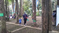 Tahura ramai di akhir pekan. Kebanyakan datang bersama keluarga dan anak-anak. 