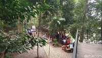 Untuk tiket masuknya di kisaran harga Rp 12 ribu dengan rincian Rp 10 ribu untuk tiket dan Rp 2 ribu untuk asuransi. 